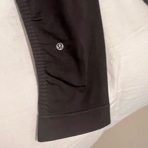 Lululemon Black Capris Size 4, Side Ruching detail